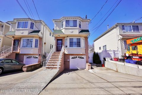 Photo of 242 Lake Avenue, Staten Island, NY 10303 (MLS # 1160875)