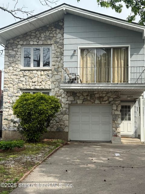 Photo of 2409 Victory Boulevard, Staten Island, NY 10314 (MLS # 2502808)