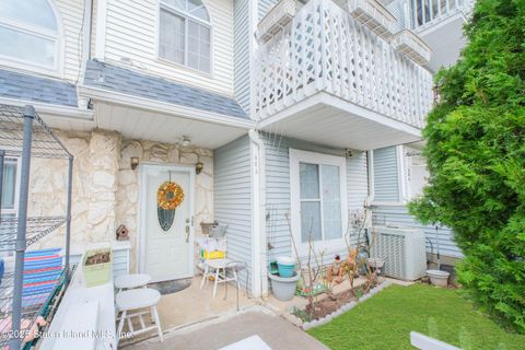 Photo of 40 Country Drive N #A, Staten Island, NY 10314 (MLS # 2501418)