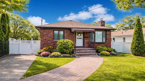 Photo of 890 Marcy Avenue, Staten Island, NY 10309 (MLS # 2602633)