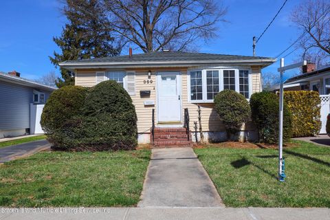 Photo of 359 Peter Avenue, Staten Island, NY 10306 (MLS # 2401288)