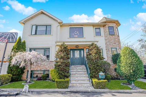 Photo of 66 Joline Avenue, Staten Island, NY 10307 (MLS # 2502174)