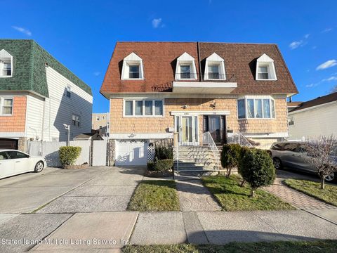 Photo of 215 Merrymount Street, Staten Island, NY 10314 (MLS # 1160708)