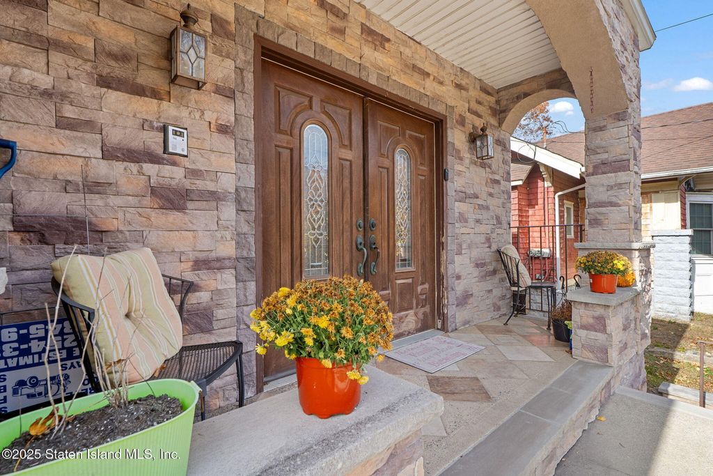 Photo of 386 Page Avenue, Staten Island, NY 10307 (MLS # 2506550)