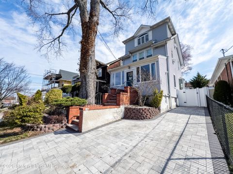 Photo of 55 Perry Avenue, Staten Island, NY 10314 (MLS # 2601771)