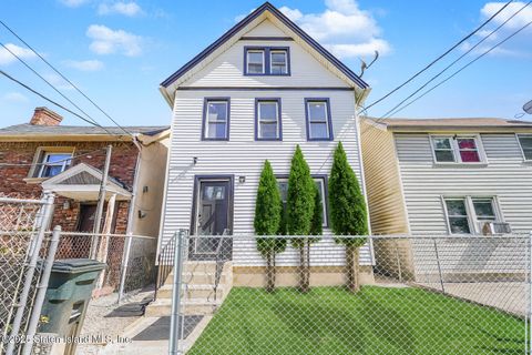 Photo of 77 Barker Street, Staten Island, NY 10310 (MLS # 2505589)