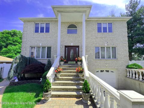 Photo of 229 Yetman Avenue, Staten Island, NY 10307 (MLS # 2405740)