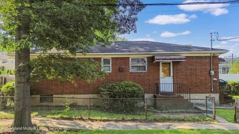 Photo of 89 Ormsby Avenue, Staten Island, NY 10309 (MLS # 1163561)