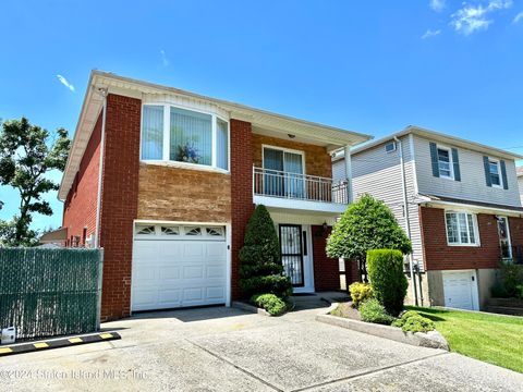 Photo of 150 Clarke Avenue, Staten Island, NY 10306 (MLS # 2403014)