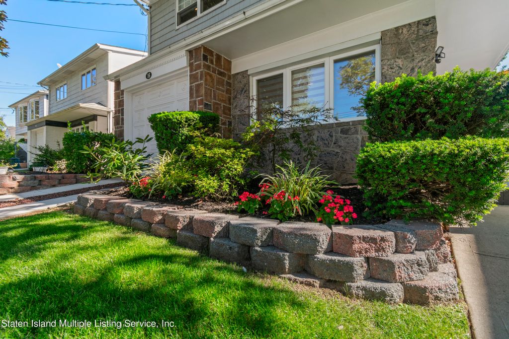 Photo of 16 Monroe Place, Staten Island, NY 10314 (MLS # 1165201)