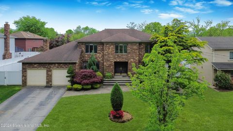 Photo of 1400 Woodrow Road, Staten Island, NY 10309 (MLS # 2402683)