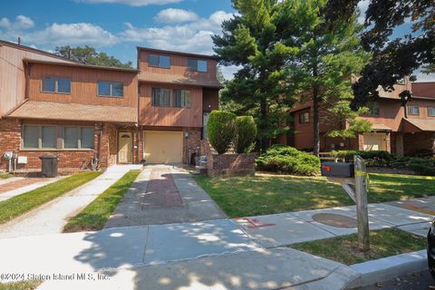 Photo of 65 Alan Loop, Staten Island, NY 10304 (MLS # 2405221)