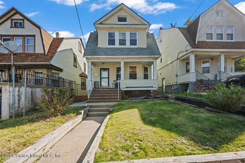 Photo of 203 Beechwood Avenue, Staten Island, NY 10301 (MLS # 2602412)