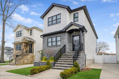 Photo of 243 Robinson Avenue, Staten Island, NY 10308 (MLS # 2601478)