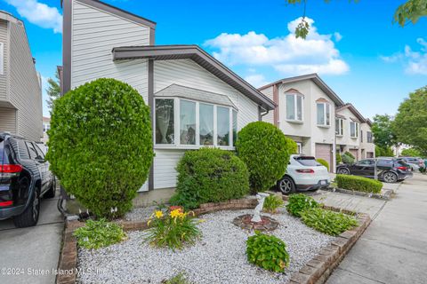 Photo of 10 Manchester Drive, Staten Island, NY 10312 (MLS # 2403612)