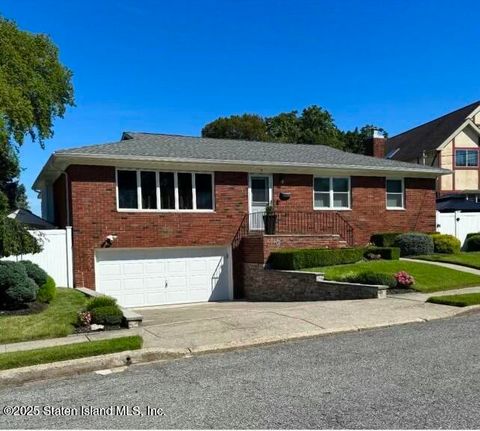 Photo of 7 Dore Court, Staten Island, NY 10310 (MLS # 2505033)
