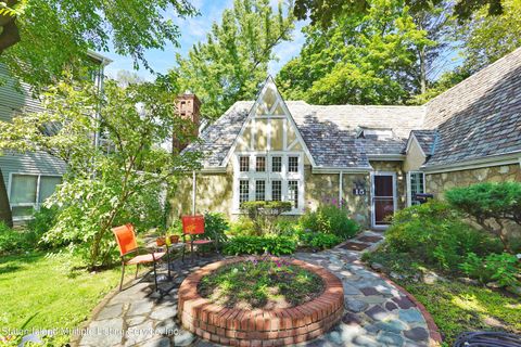 Photo of 15 Lakeview Terrace, Staten Island, NY 10305 (MLS # 1163927)