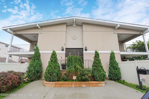 Photo of 198 Moreland Street, Staten Island, NY 10306 (MLS # 2403868)