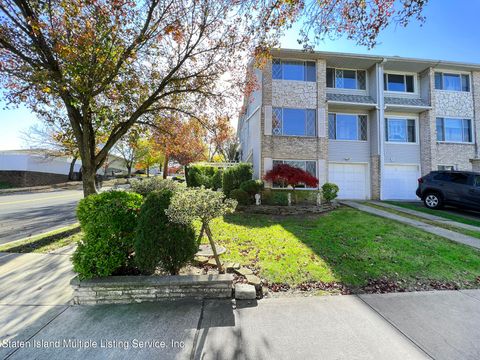 Photo of 138 Wainwright Avenue, Staten Island, NY 10312 (MLS # 1165226)