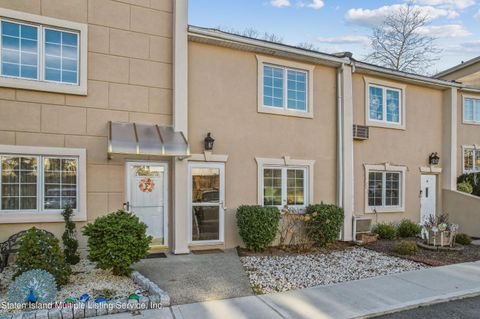 Photo of 966 Clove Road #G1, Staten Island, NY 10301 (MLS # 1159232)