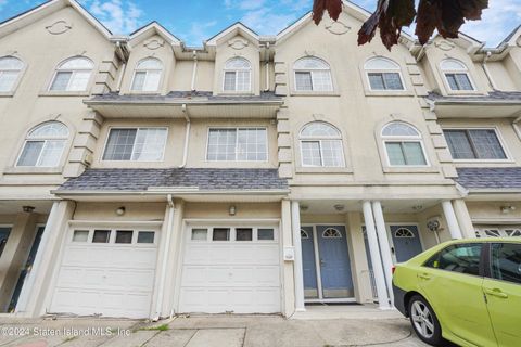 Photo of 25 Waterview Court, Staten Island, NY 10305 (MLS # 2403915)