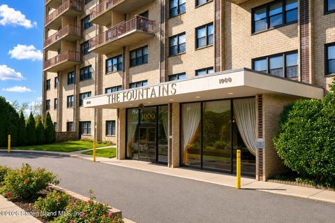 Photo of 1000 Clove Road #9p, Staten Island, NY 10301 (MLS # 2603924)
