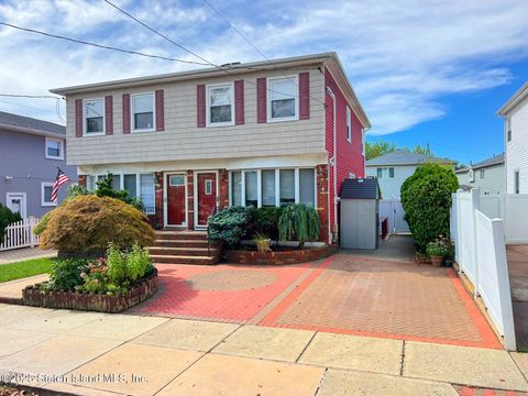 Photo of 26 Roberts Drive, Staten Island, NY 10306 (MLS # 2505143)