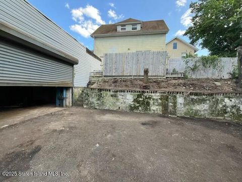 Photo of 826 Castleton Avenue, Staten Island, NY 10310 (MLS # 2501031)