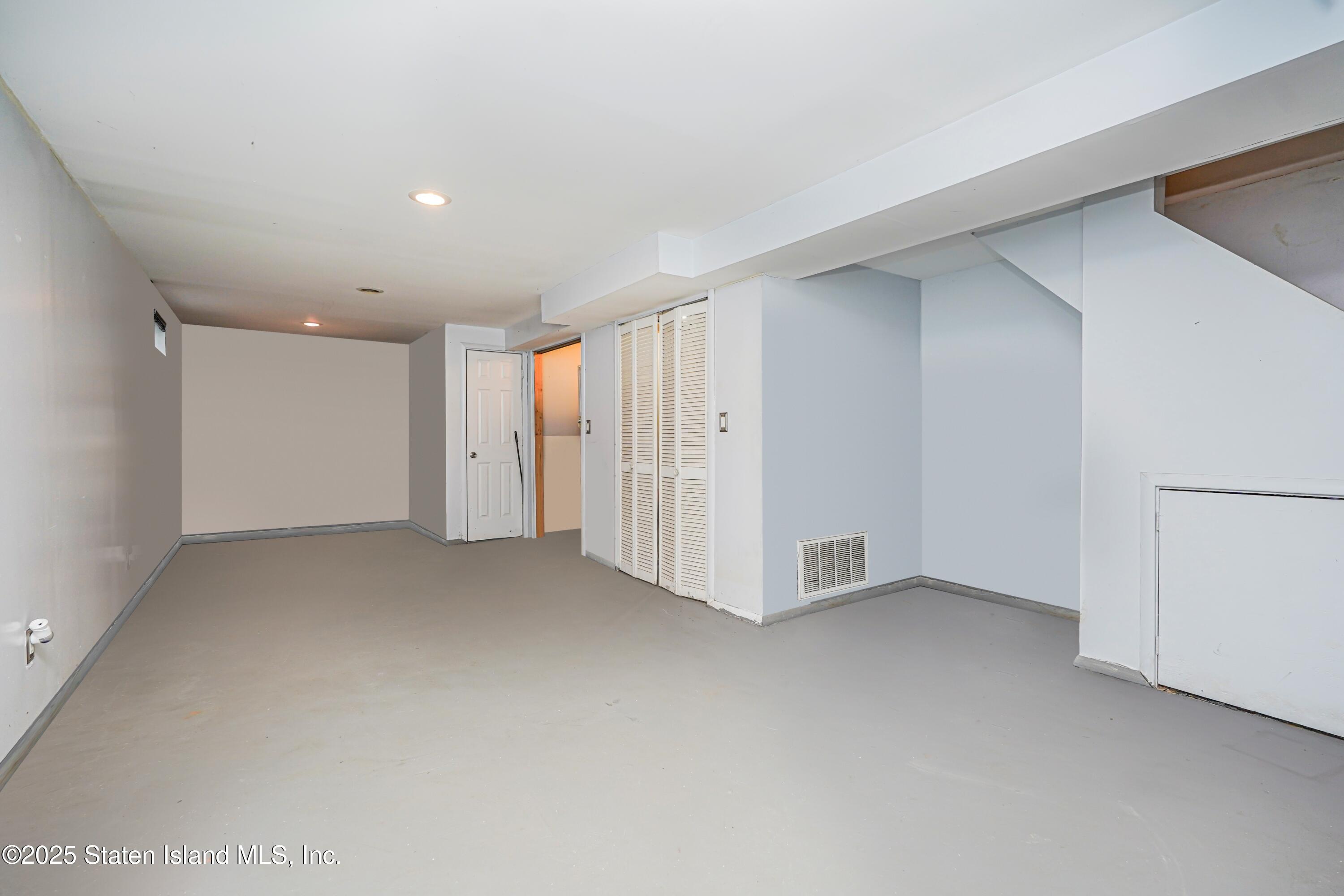 208 Tysens Lane, Staten Island, New York image 17