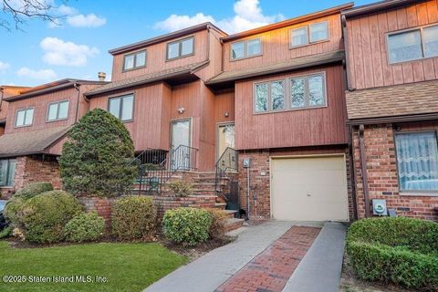 Photo of 21 Alan Loop, Staten Island, NY 10304 (MLS # 2500184)