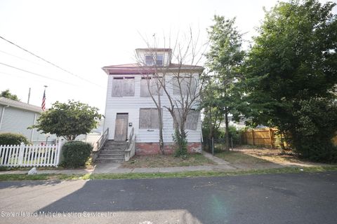 Photo of 16 Renfrew Place, Staten Island, NY 10303 (MLS # 1163891)