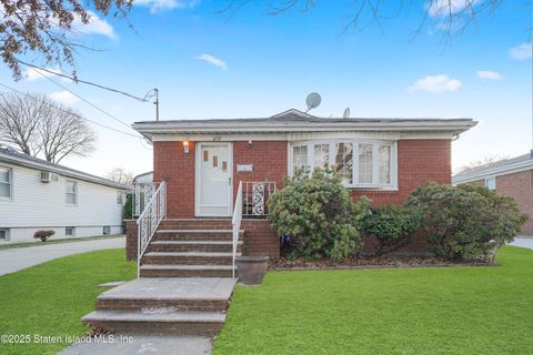 Photo of 272 Seaview Avenue, Staten Island, NY 10305 (MLS # 2500317)