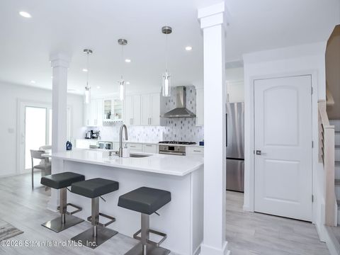Photo of 5 Wildwood Lane, Staten Island, NY 10307 (MLS # 2602509)