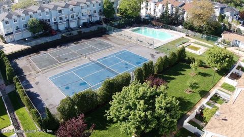 Photo of 69 Country Drive E, Staten Island, NY 10314 (MLS # 2404515)