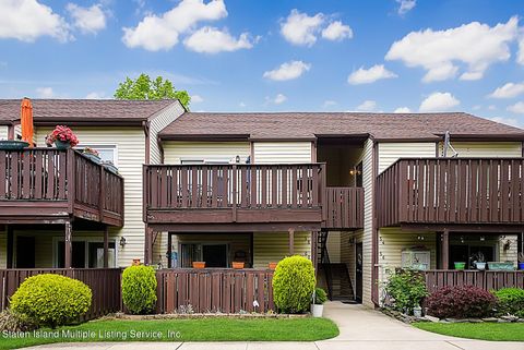 Photo of 58 Nancy Court, Staten Island, NY 10306 (MLS # 1161979)