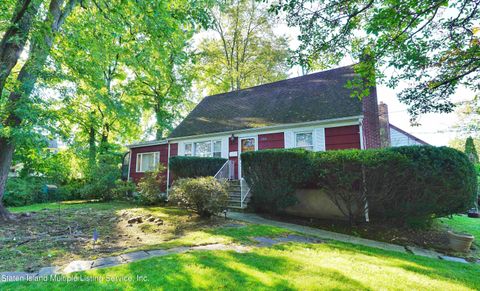Photo of 250 Oak Avenue, Staten Island, NY 10306 (MLS # 1164875)