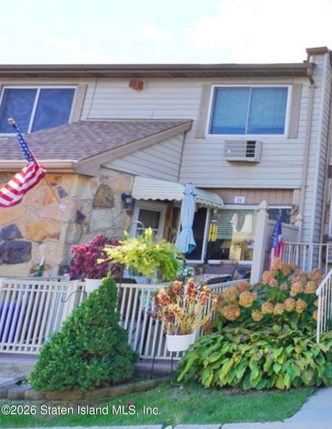 Photo of 11 Lynn Court, Staten Island, NY 10314 (MLS # 2602887)