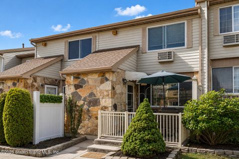 Photo of 11 Lynn Court, Staten Island, NY 10314 (MLS # 2602887)