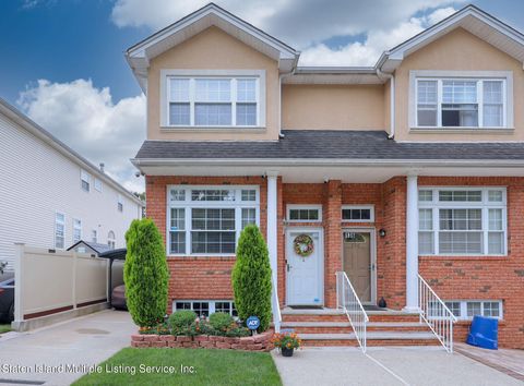 Photo of 134 Ashworth Avenue, Staten Island, NY 10314 (MLS # 1163555)
