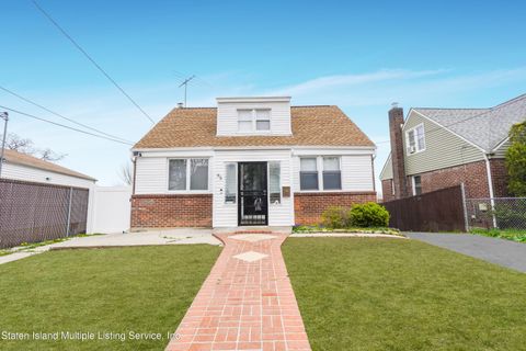 Photo of 65 Park Hill Court, Staten Island, NY 10304 (MLS # 2401979)