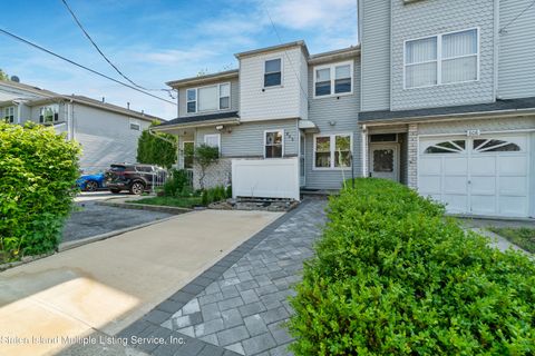 Photo of 806 Bloomingdale Road, Staten Island, NY 10309 (MLS # 1159568)