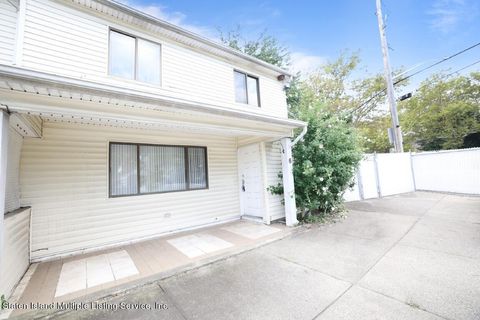 Photo of 6 Greentree Lane, Staten Island, NY 10314 (MLS # 1165096)