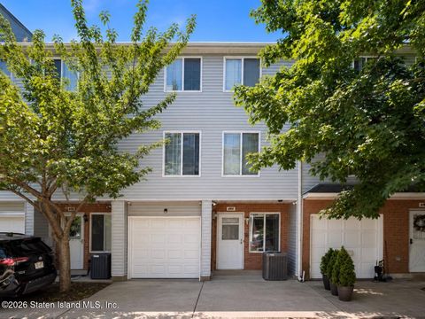 Photo of 652 Ilyssa Way, Staten Island, NY 10312 (MLS # 2602965)