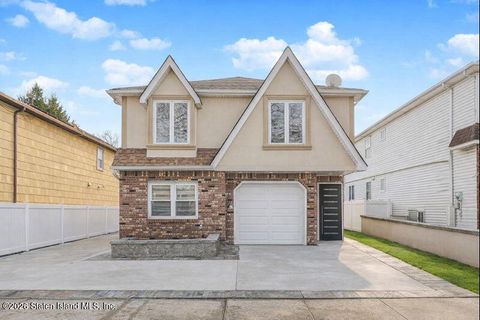 Photo of 20 Cameron Avenue, Staten Island, NY 10305 (MLS # 2600452)
