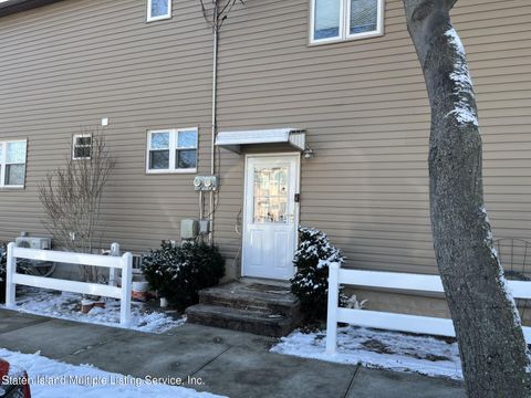 Photo of 34 Keating Street, Staten Island, NY 10309 (MLS # 2400301)