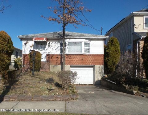 Photo of 167 Wolverine Street, Staten Island, NY 10306 (MLS # 2400765)