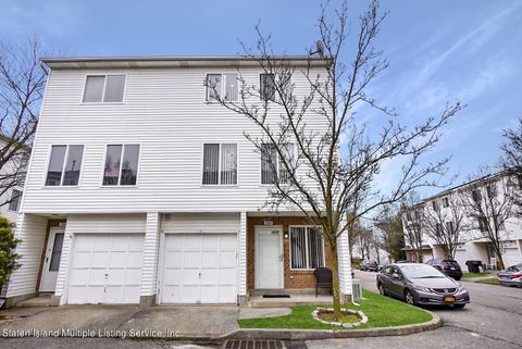 Photo of 332 Aspen Knolls Way, Staten Island, NY 10312 (MLS # 1160341)