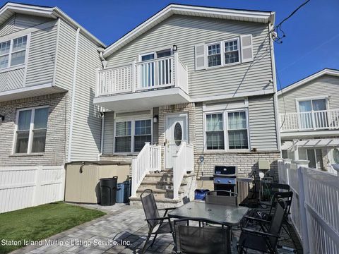 Photo of 247 Loretto Street, Staten Island, NY 10307 (MLS # 2401050)