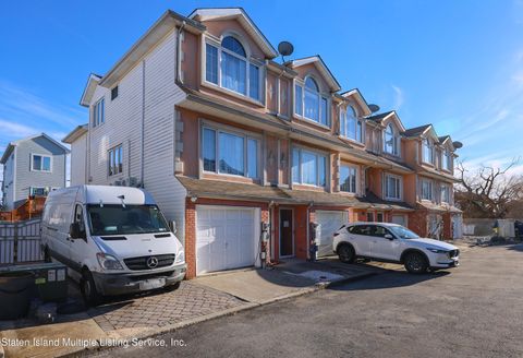 Photo of 135 Alex Circle, Staten Island, NY 10305 (MLS # 1160964)