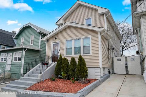 Photo of 43 Lockman Avenue, Staten Island, NY 10303 (MLS # 2501897)